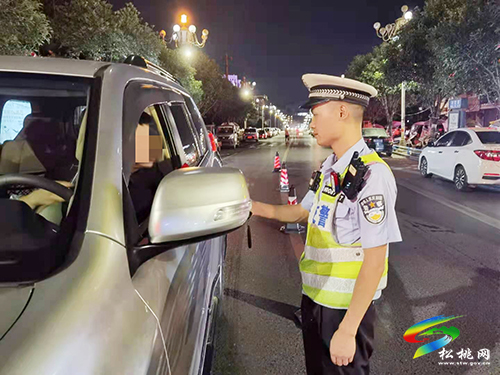 松桃交警嚴(yán)查酒駕違法行為不放松