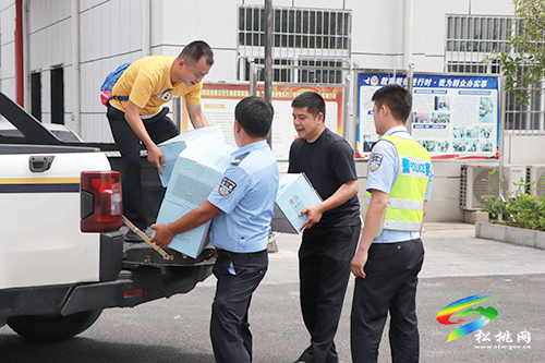 愛(ài)心企業(yè)慰問(wèn)一線松桃公安交警 炎炎夏日送來(lái)絲絲清涼