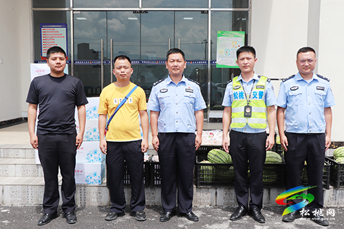 愛(ài)心企業(yè)慰問(wèn)一線松桃公安交警 炎炎夏日送來(lái)絲絲清涼
