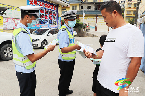 松桃交警到轄區(qū)社區(qū)開展交通安全宣傳活動