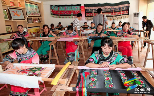 ​一針一線總關(guān)情——記松桃梵凈山苗族文化旅游產(chǎn)品開發(fā)有限公司董事長石麗平