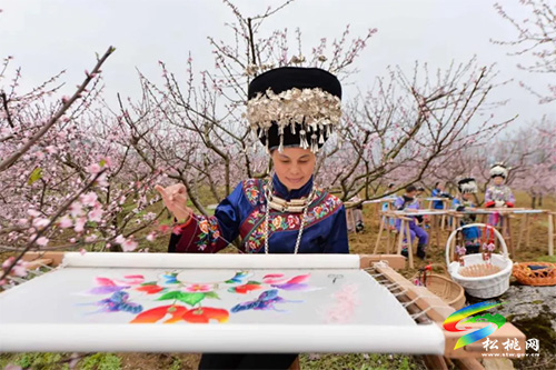 ​一針一線總關(guān)情——記松桃梵凈山苗族文化旅游產(chǎn)品開發(fā)有限公司董事長石麗平