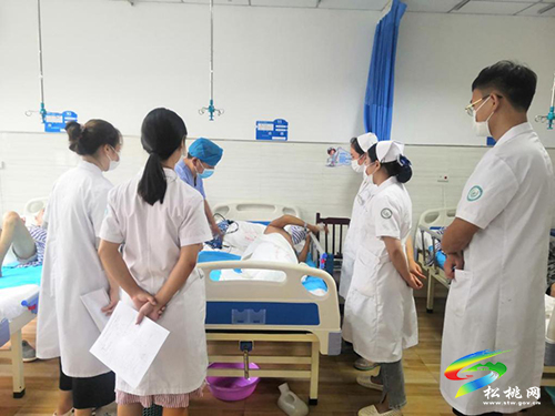 縣疾病預(yù)防控制中心、縣人民醫(yī)院心系敬老院院民上門接種送健康
