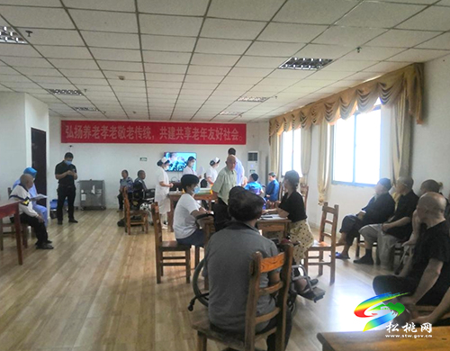 縣疾病預(yù)防控制中心、縣人民醫(yī)院心系敬老院院民上門接種送健康