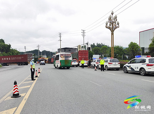​松桃交警大隊開展貨車交通違法整治行動