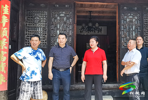 鄧兆桃一行到松桃調研少數民族特色村落建設和特色產業(yè)發(fā)展