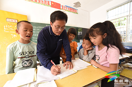 唐書(shū)淵：扎根邊遠(yuǎn)山區(qū)的山村老師