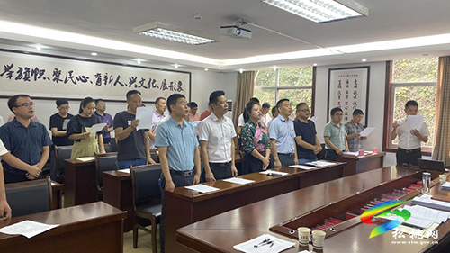 【奮斗百年路　啟航新征程】縣委宣傳部組織學(xué)唱入黨誓詞歌曲