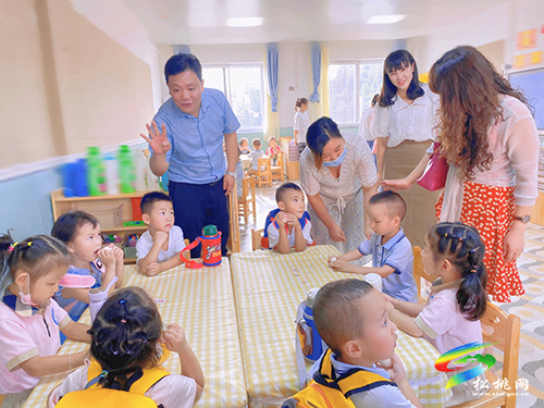 銅仁市生態(tài)移民局關(guān)工委赴松桃第四幼兒園開展調(diào)研