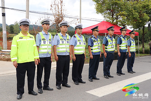 ​松桃交警大隊聯(lián)合松桃交通運輸綜合執(zhí)法大隊開展中秋節(jié)期間道路交通安全集中整治行動