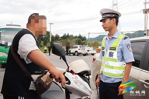 ​松桃交警大隊聯(lián)合松桃交通運輸綜合執(zhí)法大隊開展中秋節(jié)期間道路交通安全集中整治行動