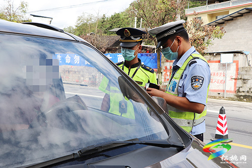 ​松桃交警大隊聯(lián)合松桃交通運輸綜合執(zhí)法大隊開展中秋節(jié)期間道路交通安全集中整治行動