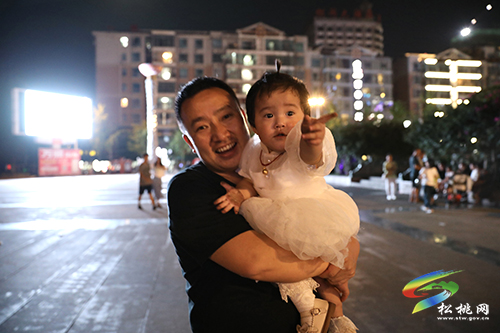 松桃：圓月映中秋 市民話團圓