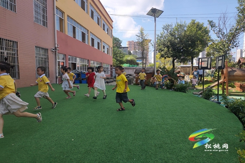 松桃第二幼兒園開展反恐防暴應(yīng)急演練活動