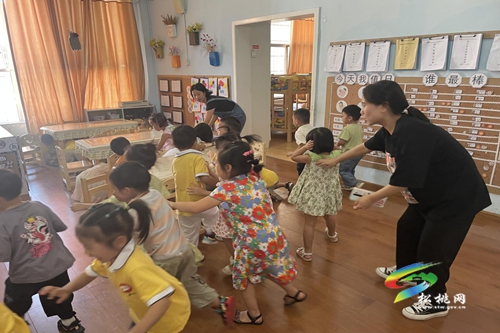 松桃第二幼兒園開展反恐防暴應(yīng)急演練活動