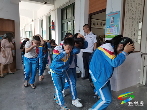 政安消防銅仁宣傳分中心走進(jìn)寨英鎮(zhèn)中小學(xué)開(kāi)展消防安全知識(shí)培訓(xùn)