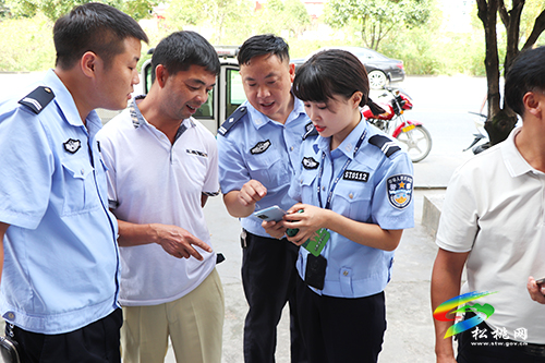 【我為群眾辦實事】松桃交警大隊車管所創(chuàng)新便民舉措 車駕管服務(wù)進(jìn)社區(qū)