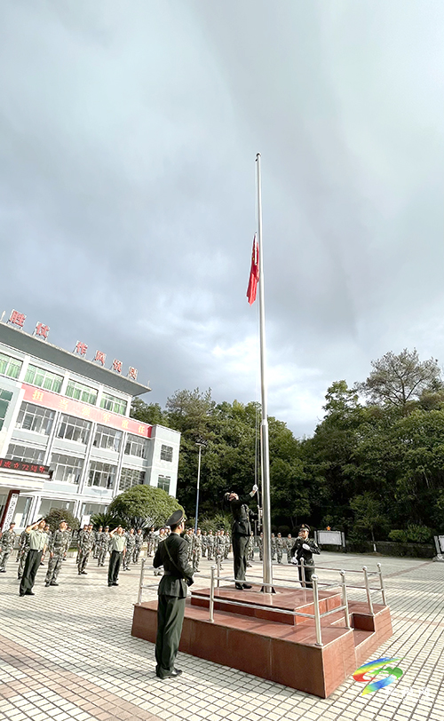 迎國(guó)慶升國(guó)旗 致敬偉大的祖國(guó)