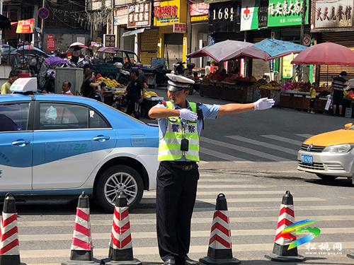 松桃交警：國慶“我”在崗“警”守護(hù)平安