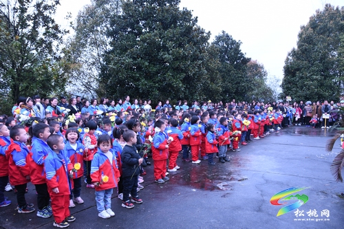 松桃第二幼兒園到革命烈士陵園開(kāi)展掃墓活動(dòng)