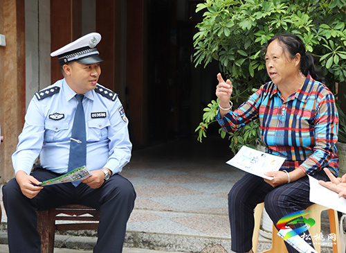 松桃交警大隊進農(nóng)村開展“一盔一帶”安全宣傳“壩壩會”