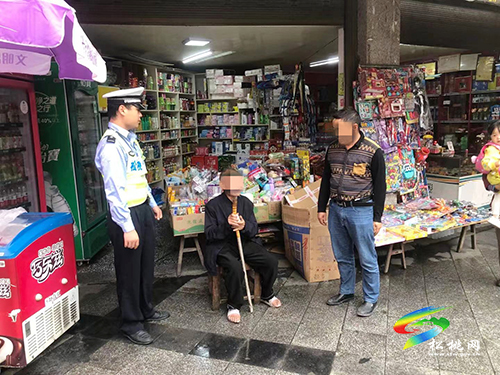 暖心！松桃交警送迷路老人回家
