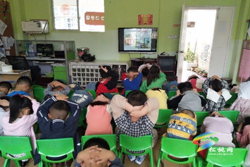 松桃第二幼兒園開展防震安全疏散演練活動