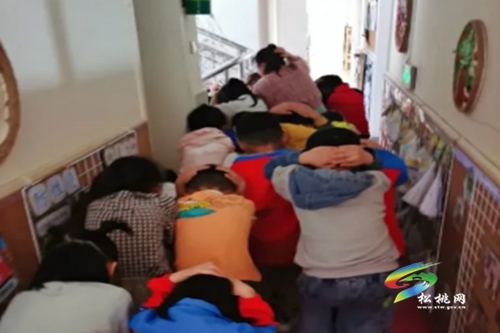 松桃第二幼兒園開展防震安全疏散演練活動