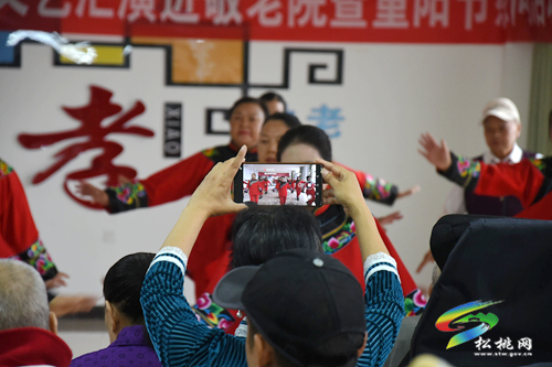 【網(wǎng)絡(luò)中國節(jié)·重陽】感恩敬老 愛滿重陽---松桃開展文藝匯演進敬老院暨重陽節(jié)慰問活動