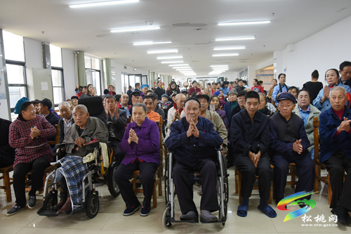【網(wǎng)絡(luò)中國節(jié)·重陽】感恩敬老 愛滿重陽---松桃開展文藝匯演進敬老院暨重陽節(jié)慰問活動