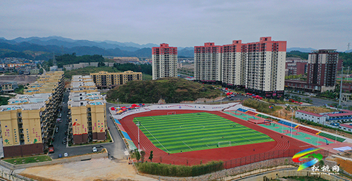 【輝煌五年路　開啟新征程】風(fēng)起云揚(yáng)戰(zhàn)貧困　氣貫長(zhǎng)虹拔窮根