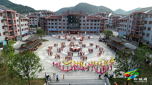 【輝煌五年路　開啟新征程】風(fēng)起云揚(yáng)戰(zhàn)貧困　氣貫長(zhǎng)虹拔窮根