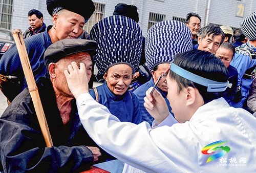 【輝煌五年路　開啟新征程】風(fēng)起云揚(yáng)戰(zhàn)貧困　氣貫長(zhǎng)虹拔窮根