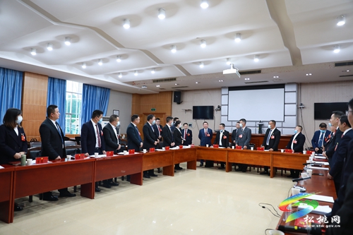 ​縣委書記龍群躍率隊赴各代表團討論點看望代表