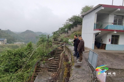 萬(wàn)釬有到金泰1號(hào)錳渣庫(kù)督導(dǎo)錳污染治理工作