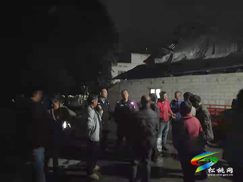 【我為群眾辦實事】民警細心調(diào)解化矛盾　群眾贈送錦旗表謝意