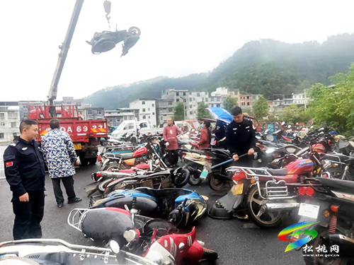 普覺鎮(zhèn)集中銷毀報(bào)廢摩托車