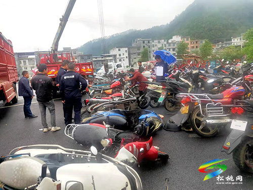 普覺鎮(zhèn)集中銷毀報(bào)廢摩托車