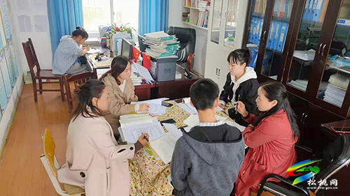 凝聚集體力量  打造智慧課堂--盤信鎮(zhèn)民族完小集體備課活動