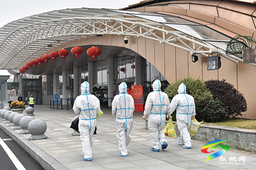 松桃人民醫(yī)院在銅仁鳳凰機場開展疫情防控核酸檢測