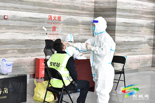 松桃人民醫(yī)院在銅仁鳳凰機場開展疫情防控核酸檢測