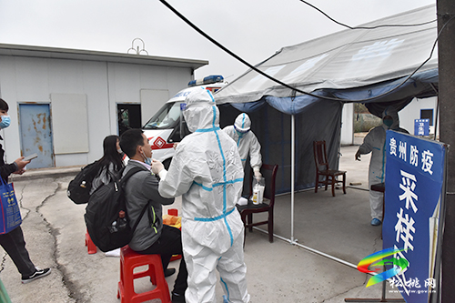 松桃人民醫(yī)院在銅仁鳳凰機場開展疫情防控核酸檢測