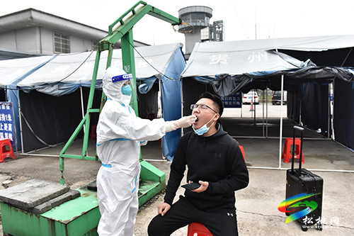 松桃人民醫(yī)院在銅仁鳳凰機場開展疫情防控核酸檢測