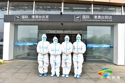 松桃人民醫(yī)院在銅仁鳳凰機場開展疫情防控核酸檢測