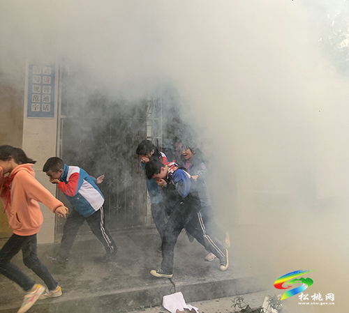 妙隘鄉(xiāng)完小開展消防安全應(yīng)急疏散演練