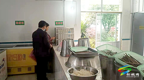 寨英鎮(zhèn)教育系統(tǒng)開(kāi)展學(xué)校食堂食品安全專(zhuān)項(xiàng)檢查