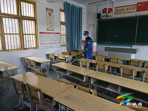 松桃藍(lán)天救援隊(duì)義務(wù)到妙隘鄉(xiāng)中小學(xué)進(jìn)行專業(yè)消毒作業(yè)