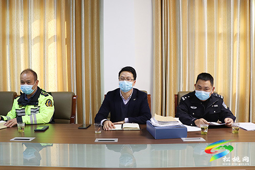 松桃交警大隊聯(lián)合松桃道安辦、松桃交通運輸綜合執(zhí)法大隊到轄區(qū)客運公司督導道路交通安全管理工作