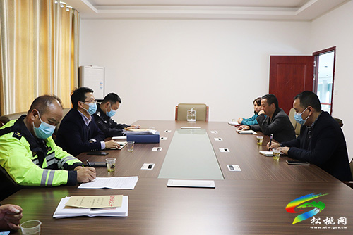 松桃交警大隊聯(lián)合松桃道安辦、松桃交通運輸綜合執(zhí)法大隊到轄區(qū)客運公司督導道路交通安全管理工作