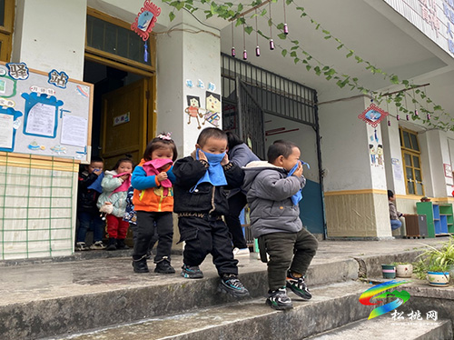​大路鎮(zhèn)第二幼兒園開(kāi)展秋季學(xué)期消防應(yīng)急演練